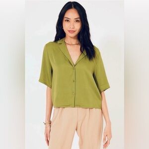 Bila•77 NWT Revello Short Sleeve Top in Winter Moss Green Buttons Size Small